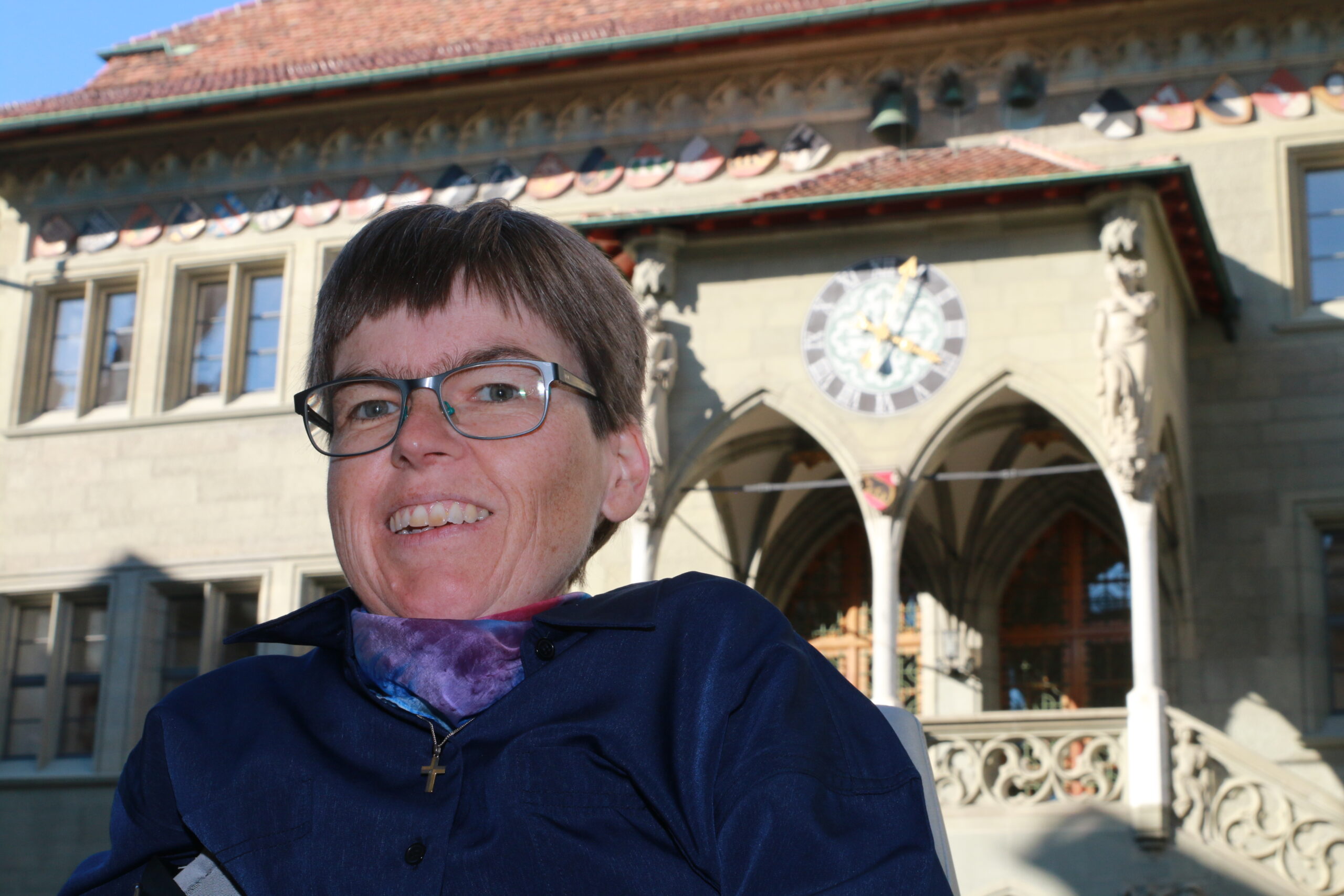 Im Vordergrund: Simone Leuenberger (bis Brusthöhe), Im Hintergrund: Rathaus oberer Stock mit Uhr