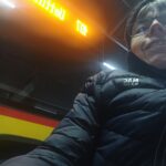 Selfie von Simone Leuenberger, im Hintergrund Postauto mit der spiegelverkehrten Aufschrift "107 Uettligen"
